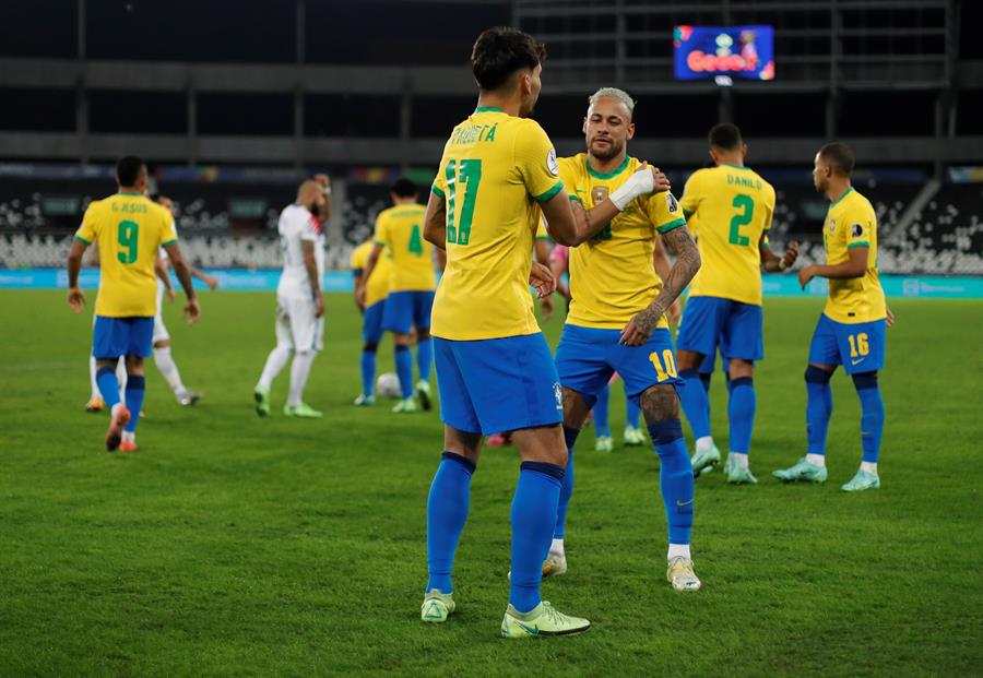 Lucas Paquetá y Neymar celebran el gol de Brasil sobre Chile