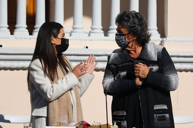 La alcaldesa Macarena Ripamonti (i) y la concejala Virginia Reginato (d), durante el cambio de mando en la alcaldia de Viña del Mar, realizado en el Palacio Vergara.
