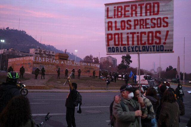 Manifestantes llegan hasta la Plaza Dignidad (Baquedano) para exigir la libertad de los presos politicos del Estallido Social.