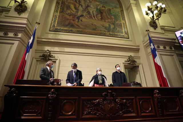 Vista de la mesa directiva, durante la primera sesión de la Convención Constitucional, realizada en el Salón Plenario del Ex Congreso Nacional en Santiago.