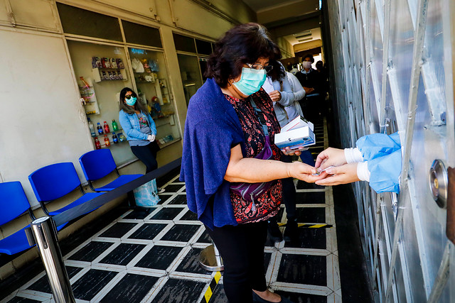 Una personas compra medicamentos en la Farmacia Popular de Valparaiso, en medio del estado de catastrofe por la pandemia del Coronavirus.
