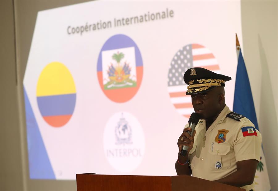 León Charles, jefe de la policía de Haití, habla durante una rueda de prensa hoy en Puerto Príncipe (Haití).