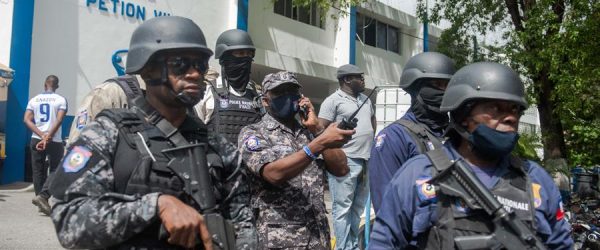 Policías haitianos custodian la comisaría de Pétion Ville, donde se encuentran dos extranjeros acusados del asesinato del presidente haitiano
