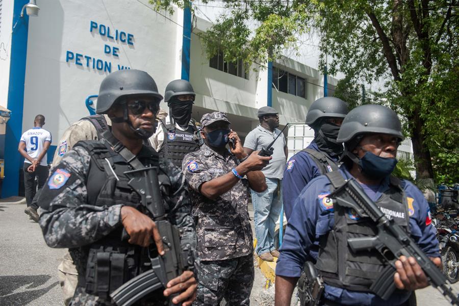Policías haitianos custodian la comisaría de Pétion Ville, donde se encuentran dos extranjeros acusados del asesinato del presidente haitiano