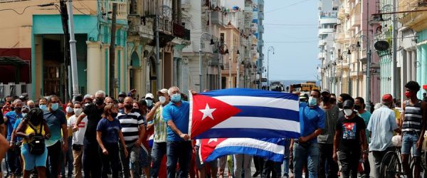 Un grupo de personas fue registrado este domingo al manifestarse frente al capitolio cubano, en La Habana (Cuba).
