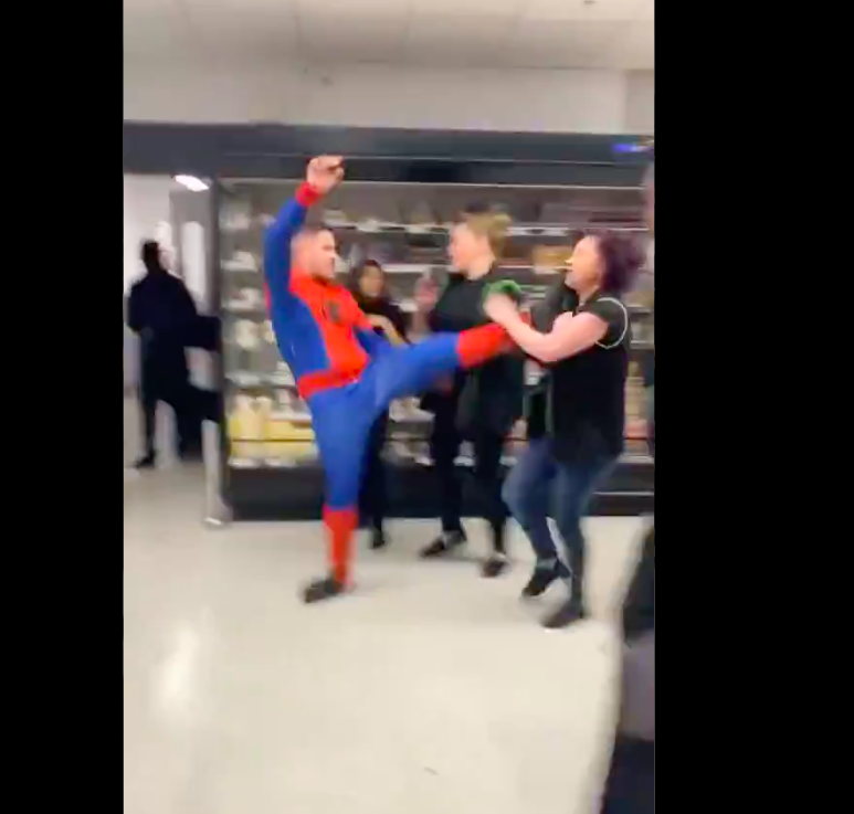 Inaceptable: Hombre disfrazado de Spider Man golpeó a mujer en pleno  supermercado en Londres
