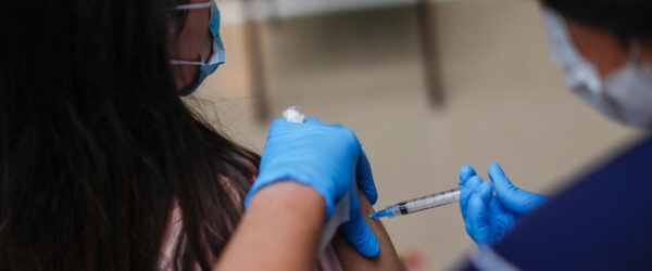 Una adolecente se vacuna contra el Covid-19 , en el centro de vacunacion Club Providencia.