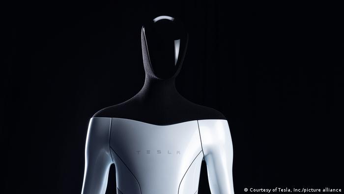 Elon Musk anuncia que Tesla trabaja en un robot humanoide