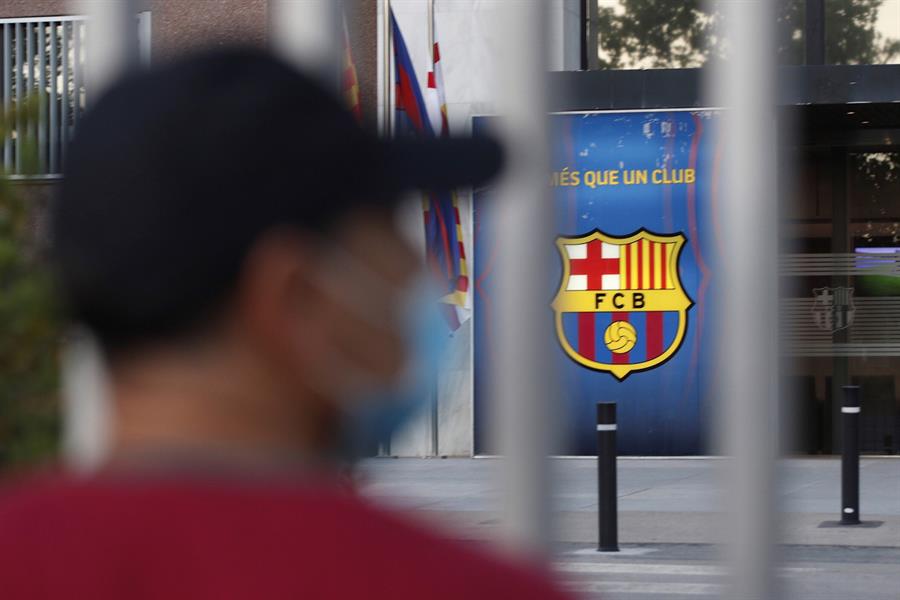 Hinchas en las oficinas del Barcelona tras la salida de Lionel Messi
