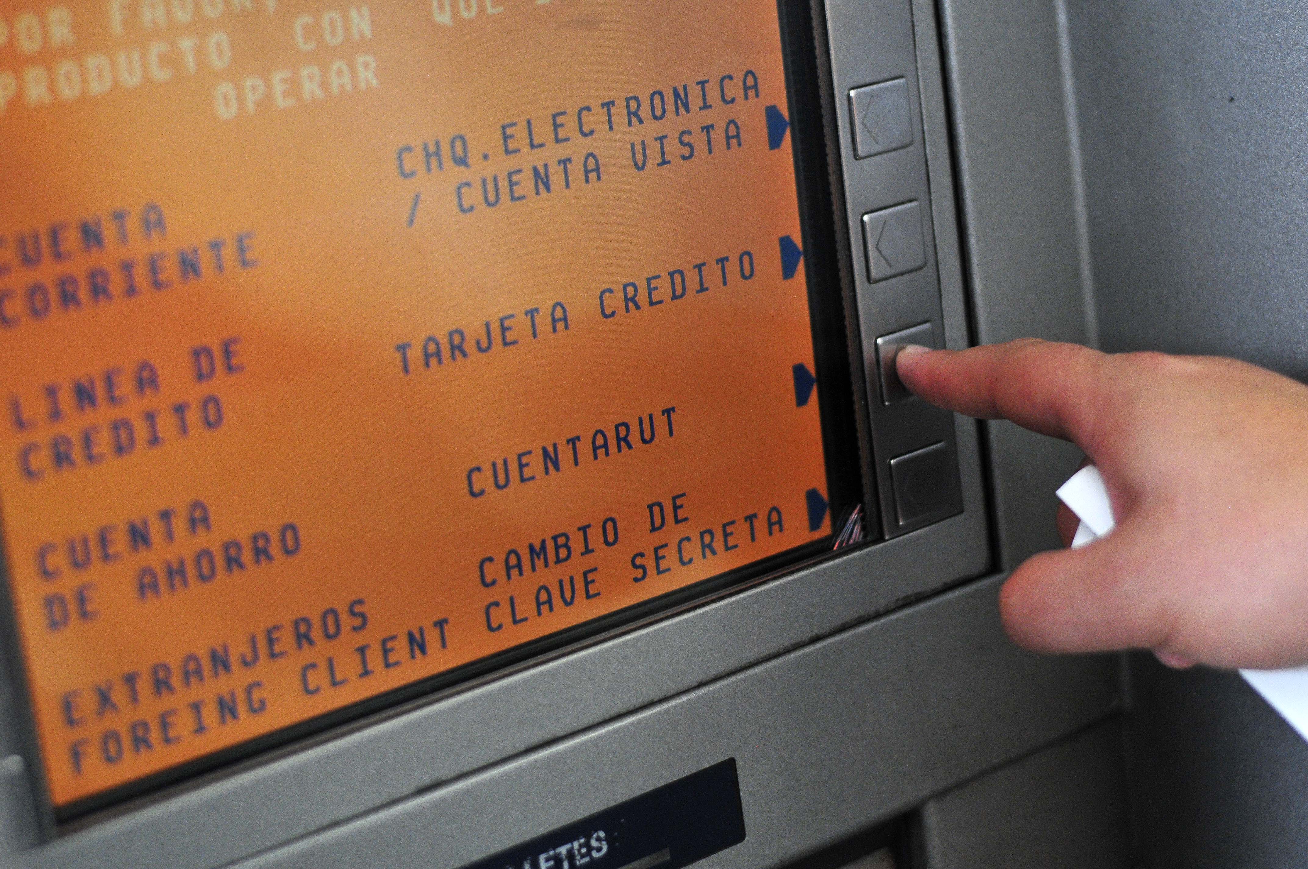 Para evitar aglomeraciones, Banco Estado está implementando un plan piloto para que los usuarios de CuentaRut puedan recibir la nueva tarjeta en sus casas.