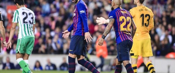Gerar Pique (i) y Arturo Vidal (c), durante el partido valido por La Liga 2018 entre Barcelona y el Betis, disputado en el Camp Nou.