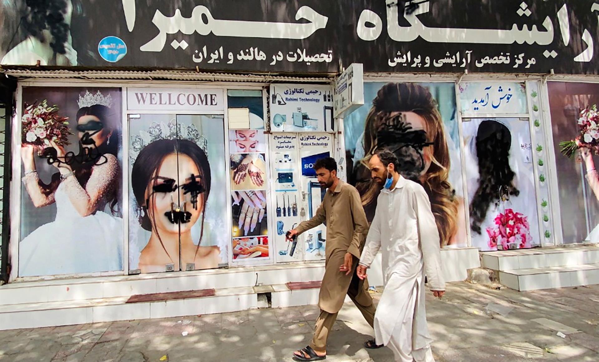 En Afganistán, los talibanes han impuesto una versión radical y estricta de la ley islámica o sharía.
