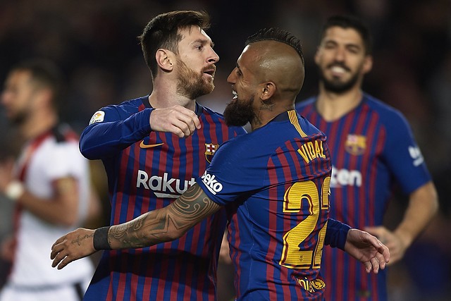 Arturo Vidal se abraza con Lionel Messi, durante el partido valido por La Liga española, entre Barcelona y el Rayo Vallecano, disputado en el Camp Nou.