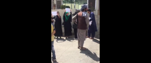 Este martes, un pequeño grupo de mujeres afganas salieron a protestar contra los talibanes en las calles de Kabul.