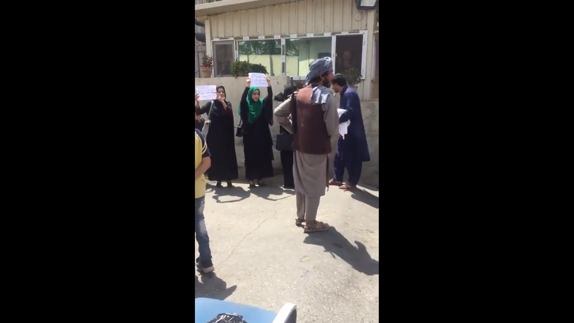 Este martes, un pequeño grupo de mujeres afganas salieron a protestar contra los talibanes en las calles de Kabul.
