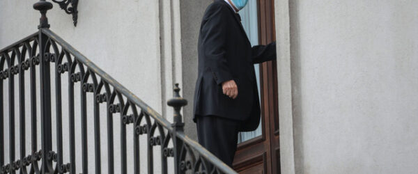 El Presidente de la Republica, Sebastian Piñera, sube a su oficina en el Palacio de La Moneda, tras despedir a Alfredo Zamudio, director ejecutivo del Centro Nansen para la Paz y el Diálogo, al finalizar la reunion.