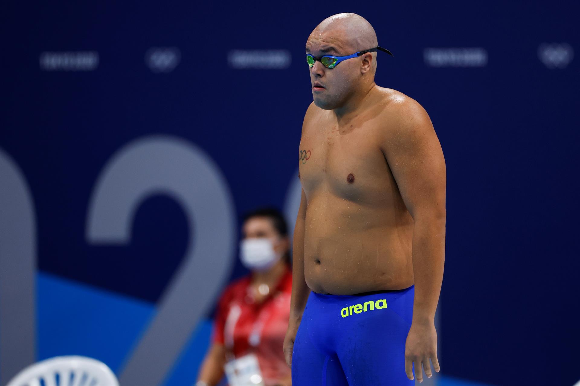 Durante la presentación de Shawn Dingilius-Wallace en los 50 metros estilo libre, unos comentaristas españoles fueron duramente criticados en redes sociales por reírse del físico del deportista de Palau.