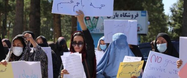Afganas protestan para pedir a talibanes derechos robados