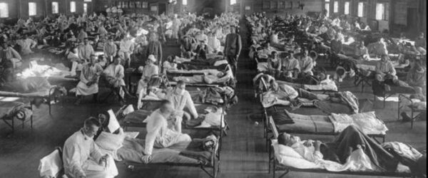 Víctimas de la gripe se agolpan en un hospital de emergencia cerca de Fort Riley, Kansas, en esta foto de archivo de 1918.