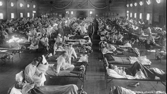 Víctimas de la gripe se agolpan en un hospital de emergencia cerca de Fort Riley, Kansas, en esta foto de archivo de 1918.