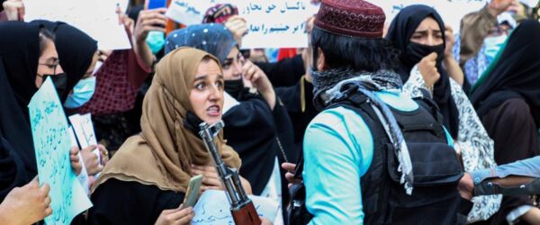 Mujeres afganas protestan contra el régimen de los talibanes