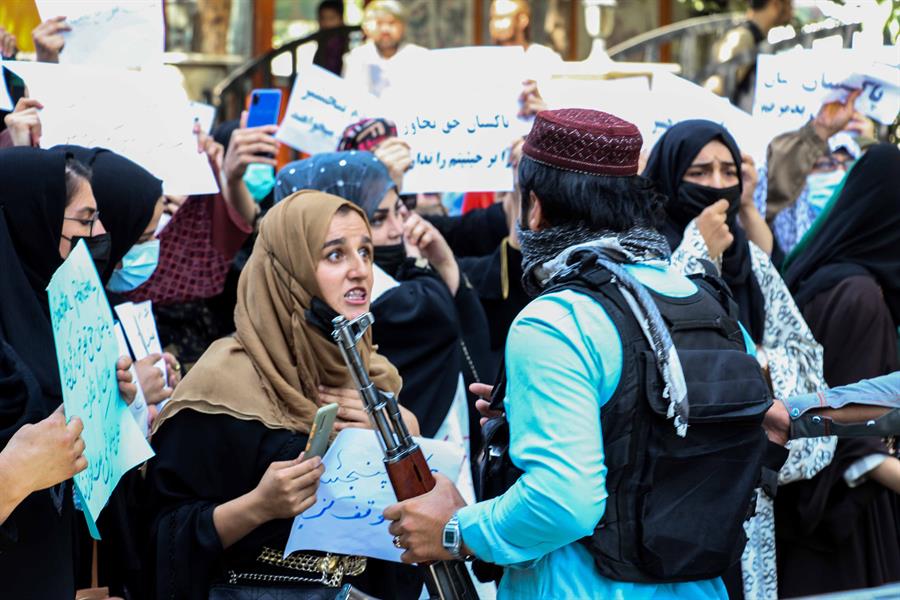 Mujeres afganas protestan contra el régimen de los talibanes