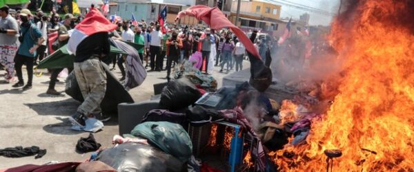 Cerca de cinco mil personas participaron de la marcha desde Plaza Brasil de Iquique, en contra de la inmigración irregular, que término con quema de carpas.