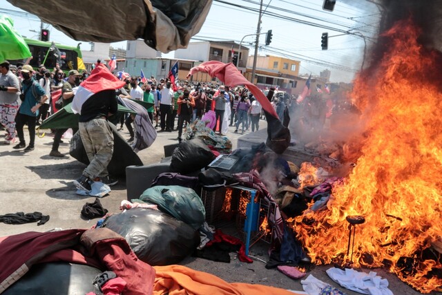 Cerca de cinco mil personas participaron de la marcha desde Plaza Brasil de Iquique, en contra de la inmigración irregular, que término con quema de carpas.