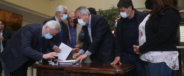 Diputados de oposición ingresan acusación constitucional contra presidente Piñera.