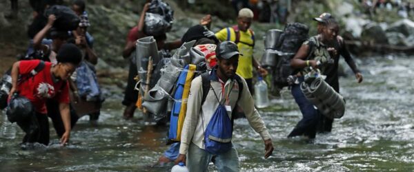 Migrantes haitianos en su camino hacia Panamá por el Tapón del Darién en Acandi (Colombia).