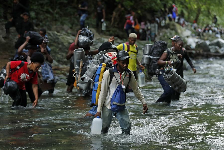Migrantes haitianos en su camino hacia Panamá por el Tapón del Darién en Acandi (Colombia).