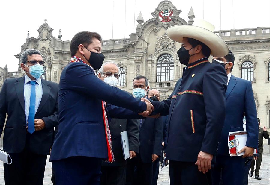 El presidente de Perú, Pedro Castillo, mientras saluda al primer ministro, Guido Bellido (i), en Lima (Perú).