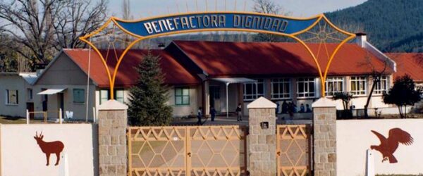 Acceso a Colonia Dignidad, en una fotografía de la década de 1980.