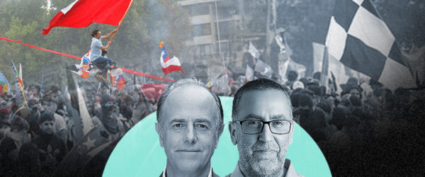 La imagen muestra a Daniel Fernández y Pablo Reyes frente a una manifestación en Plaza Dignidad
