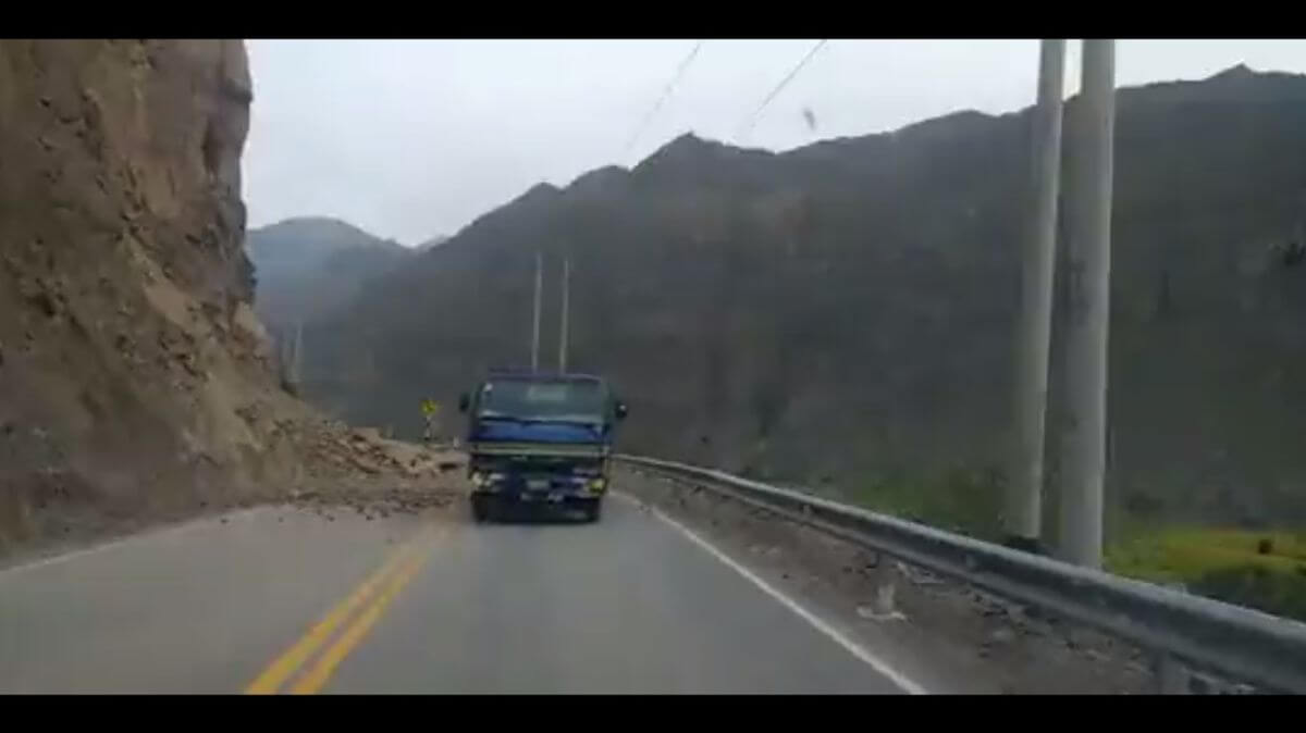 Terremoto en Perú provoca escombros en la Carretera