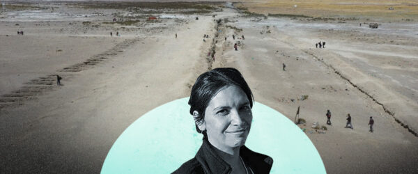 Cristina Dorador frente al desierto en el norte de Chile