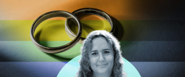La imagen muestra a Alessia Injoque frente a la bandera LGBT y dos anillos