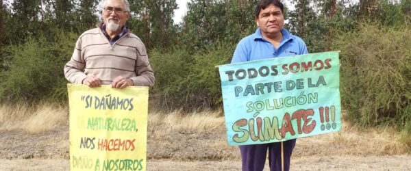 Vecinos del Maule con carteles alusivos a la lucha contra la empresa Coexca