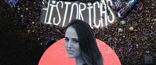 La imagen muestra a Montserrat Martorell frente a una manifestación feminista masiva del 8-M.