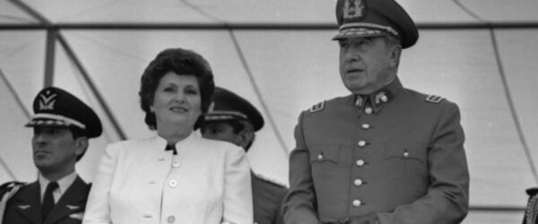 La imagen muestra a Lucía Hiriart y Augusto Pinochet.