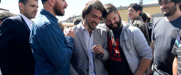 Gabriel Boric y Jorge Sharp celebrando el triunfo de este último en las municipales de 2016, comuna de Valparaíso