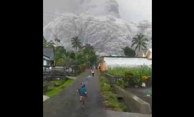 erupción volcan semeru indonesia