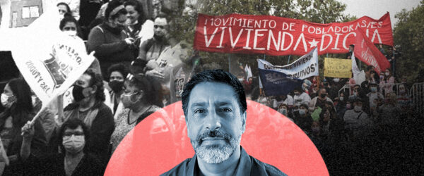 La imagen muestra a Genaro Cuadros frente a una manifestación de viviendas.