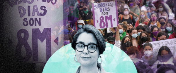 La imagen muestra a Paula Espinoza frente a una manifestación feminista