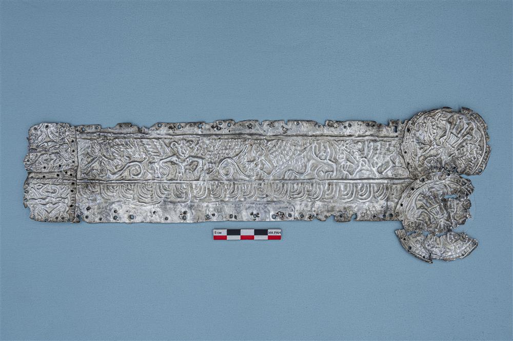 Descubren en Rusia placa tallada de una diosa en topless: tendría al menos 2.200 años