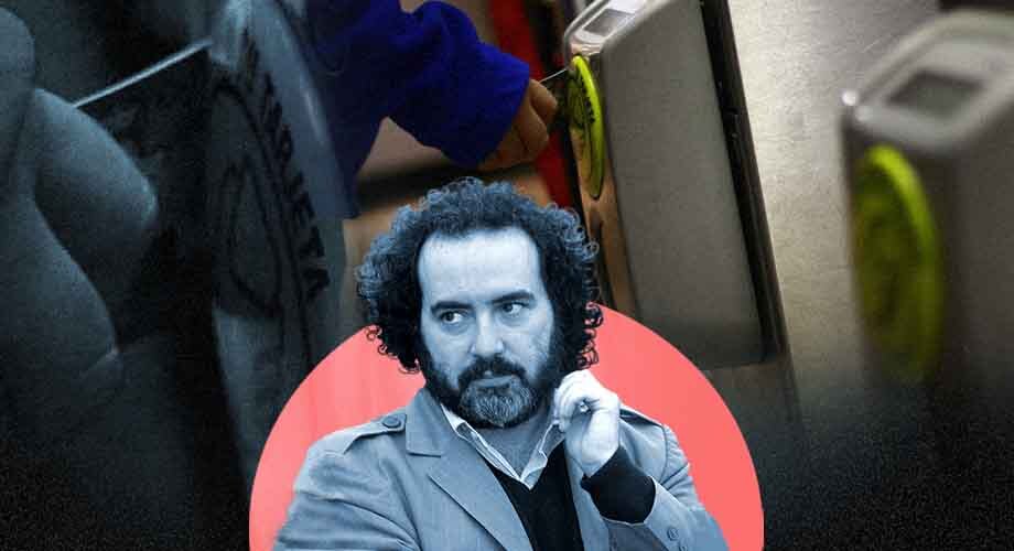 La imagen muestra a Rafael Gumucio frente a un torniquete de metro