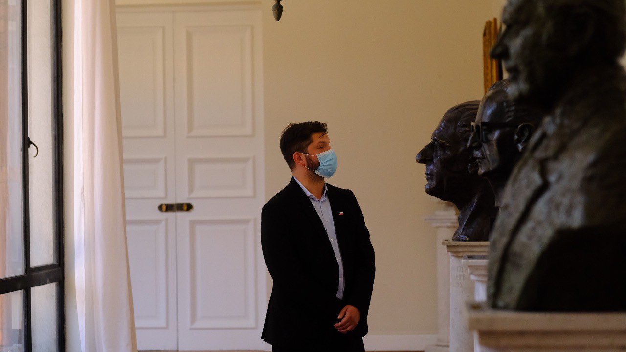 La profunda reflexión de Boric en el busto de Allende
