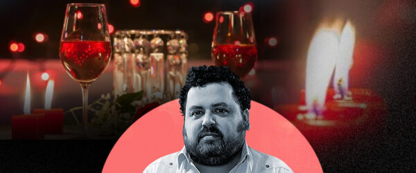 En la foto, Álvaro Peralta posa de frente, y de fondo se encuentra montada una foto de copas y velas.