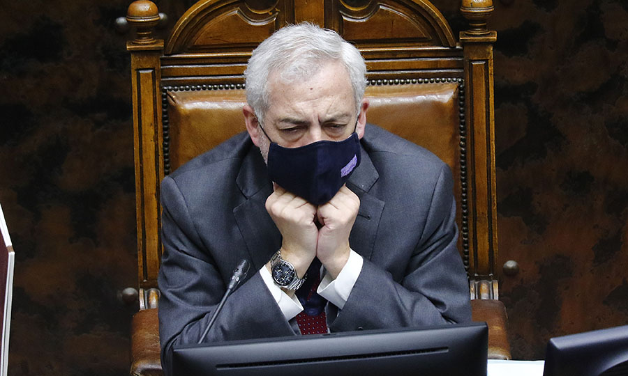 Funcionarios denuncian "amarre" de Raúl Guzmán en la secretaría del Senado