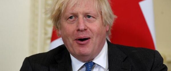Qué extraña reunión de trabajo: filtran foto del primer ministro de Reino Unido carreteando en su oficina en plena pandemia con alcohol y gorritos de navidad incluido